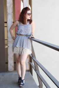 T-shirt - H&M, Falda - Zara, Cinto - Aldo, Wedges - Splendid